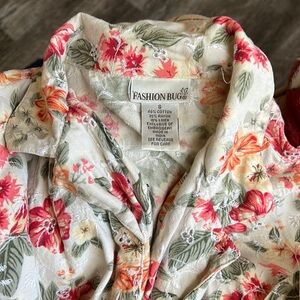 Fashion Bug Short Sleeve Embroidered Button Down Shirt vintage size small